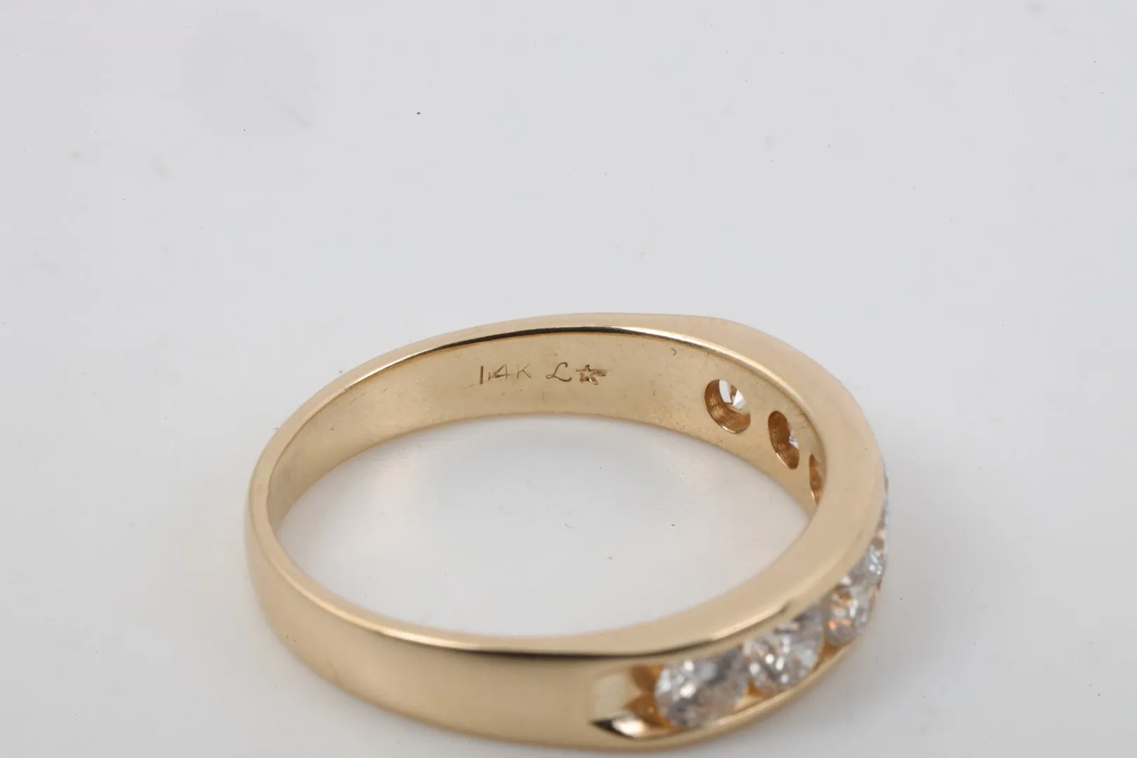 14k Yellow Gold Ring Band with 1.00tcw Diamonds Size 7.25 (3.38g.)